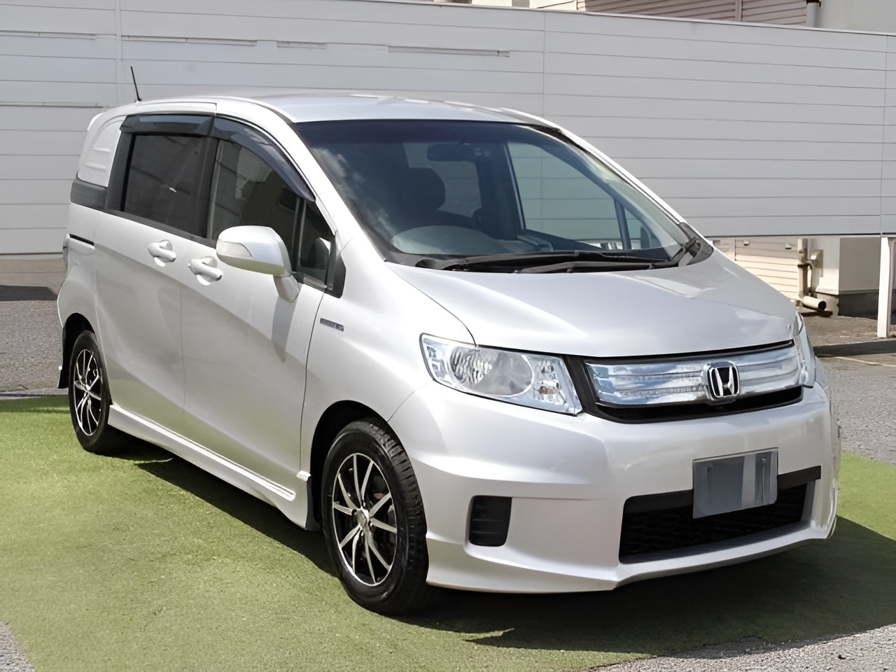 Honda Freed Spike Hybrid (フリードスパイク)0