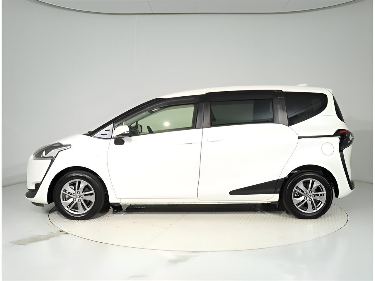 Toyota Sienta (シエンタ)1